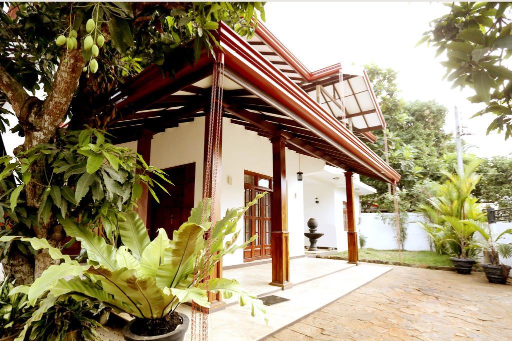 Hotel T & T Anuradhapura Exteriör bild