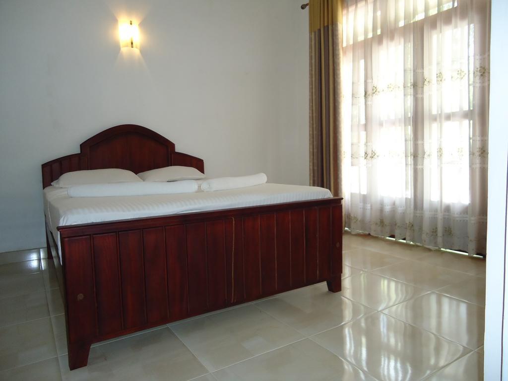 Hotel T & T Anuradhapura Rum bild