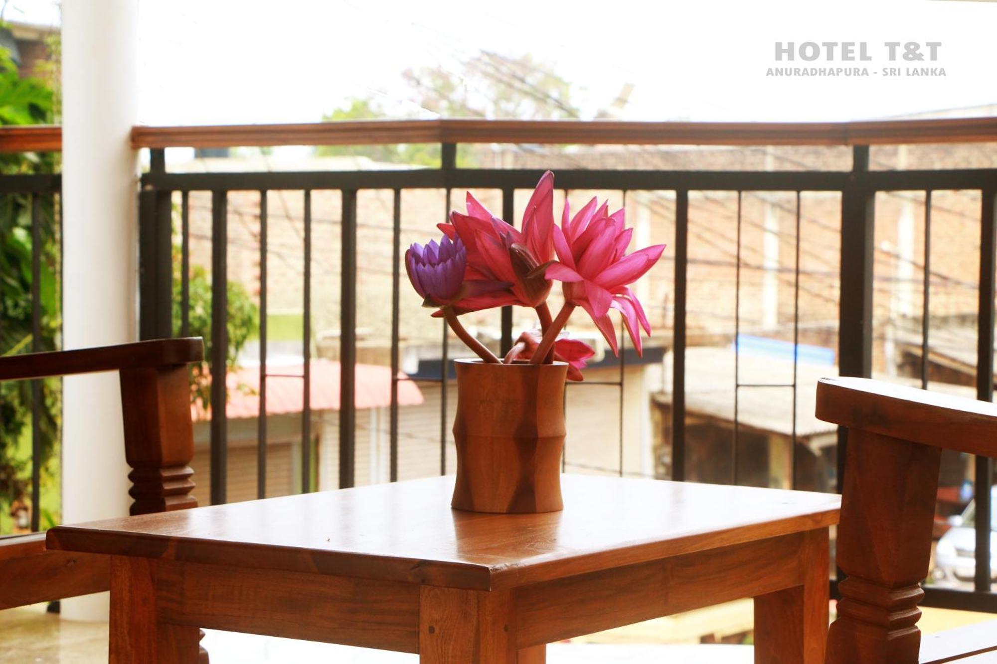 Hotel T & T Anuradhapura Rum bild