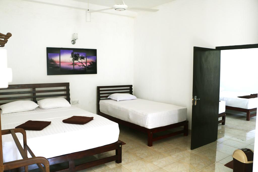 Hotel T & T Anuradhapura Exteriör bild