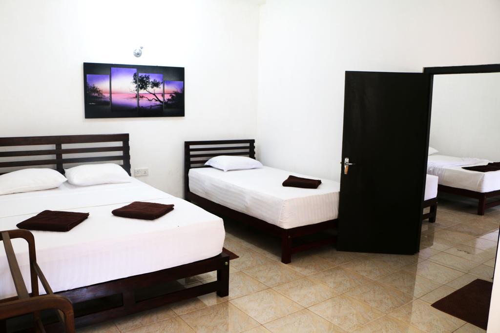 Hotel T & T Anuradhapura Exteriör bild