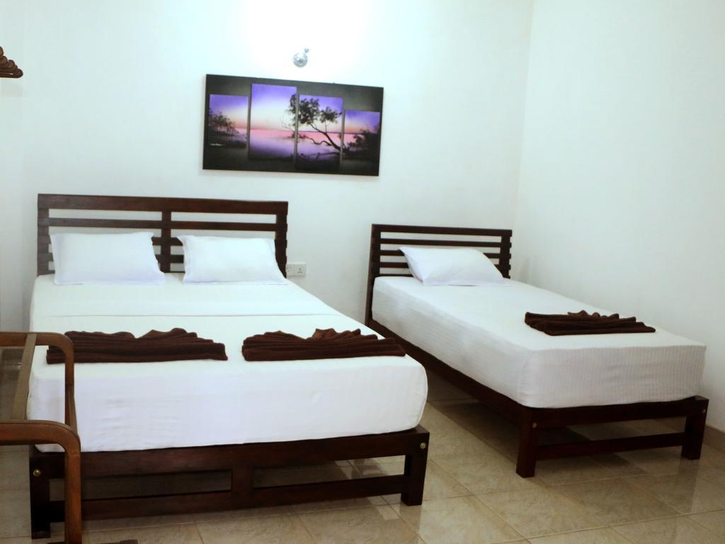 Hotel T & T Anuradhapura Exteriör bild