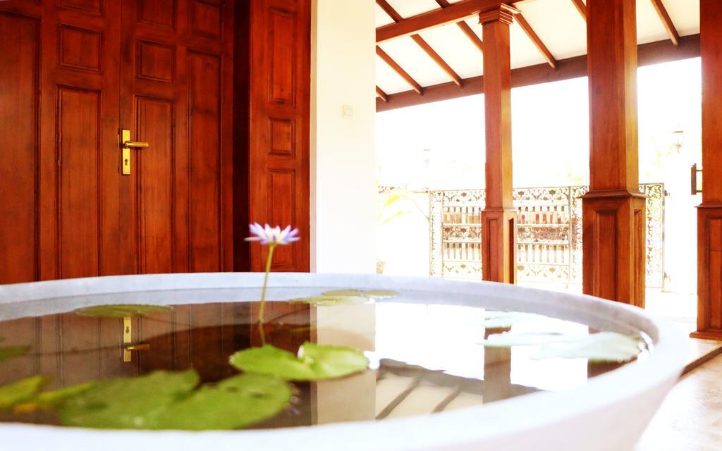 Hotel T & T Anuradhapura Exteriör bild