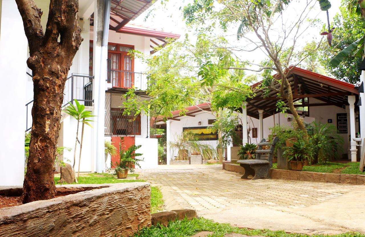 Hotel T & T Anuradhapura Exteriör bild